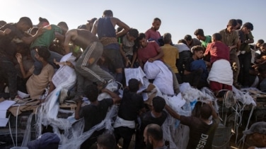 Hambre y caos en Gaza: veinte muertos y decenas de heridos tras volcar un camión con ayuda humanitaria