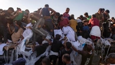 Hambre y caos en Gaza: veinte muertos y decenas de heridos tras volcar un camión con ayuda humanitaria