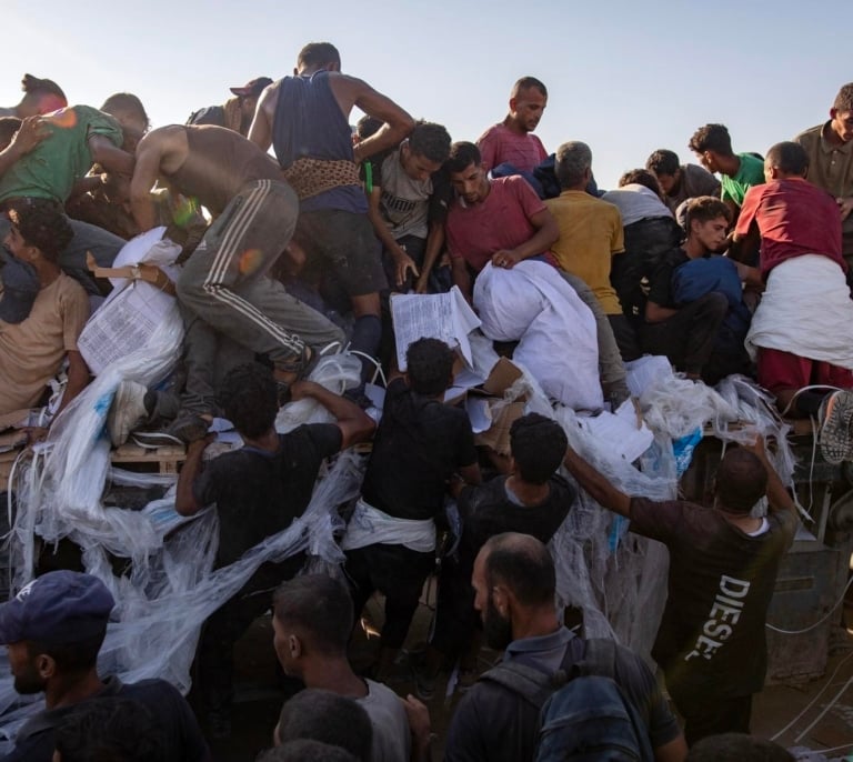 Hambre y caos en Gaza: veinte muertos y decenas de heridos tras volcar un camión con ayuda humanitaria
