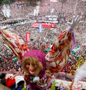 Bilbao inicia sus fiestas entre proclamas a favor de Palestina, la independencia, [...]