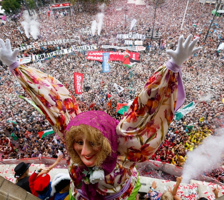 Bilbao inicia sus fiestas entre proclamas a favor de Palestina, la independencia, los presos de ETA y llamadas al respeto