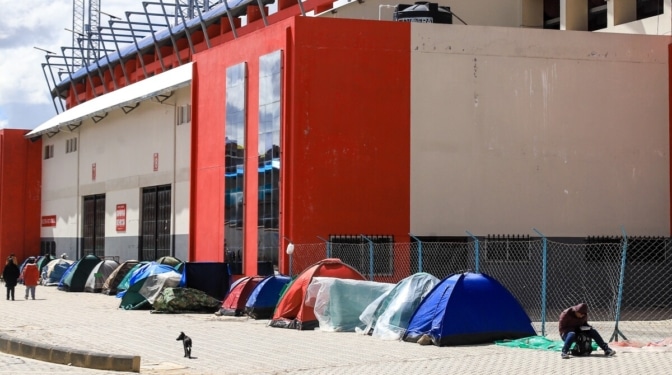 Fiebre por el Bolivia-Brasil: hinchas acampan un mes antes del partido para adquirir entradas