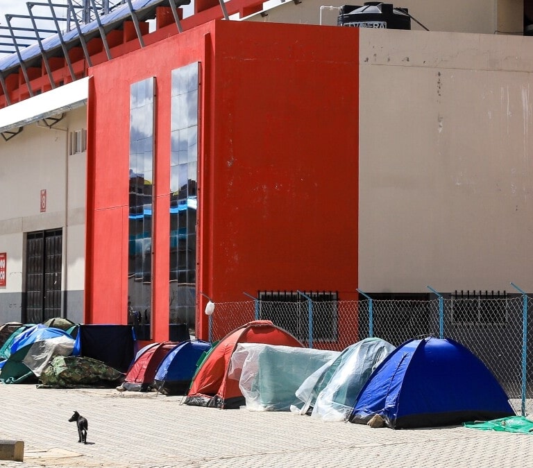Fiebre por el Bolivia-Brasil: hinchas acampan un mes antes del partido para adquirir entradas