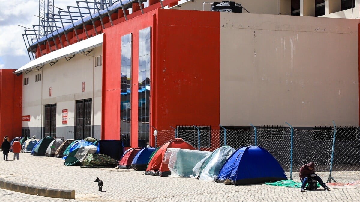 Fiebre por el Bolivia-Brasil: hinchas acampan un mes antes del partido para adquirir entradas