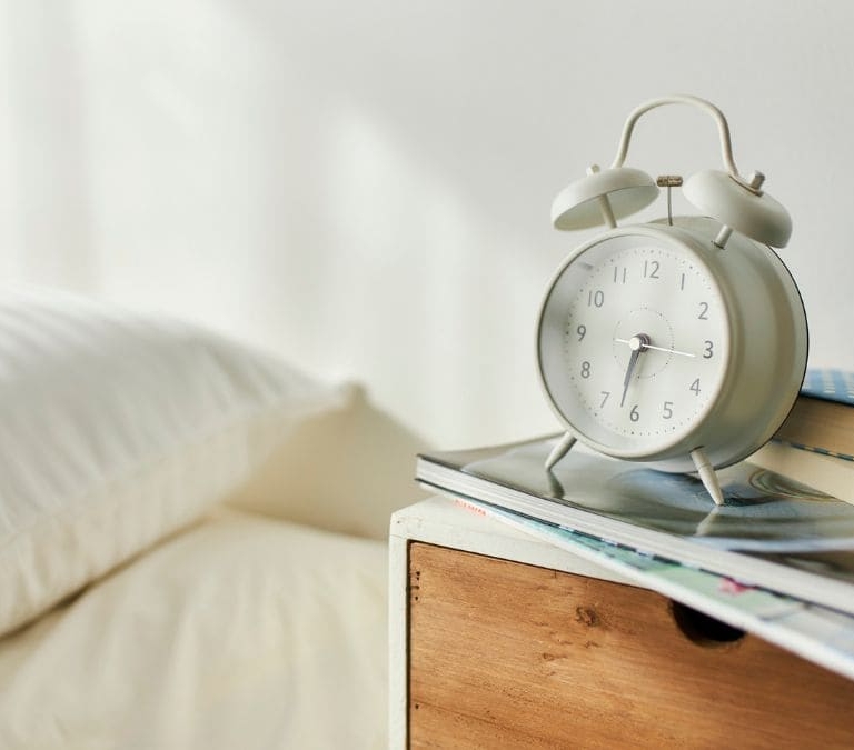 ¿Pones la alarma varias veces para despertarte? Puede indicar un problema de salud