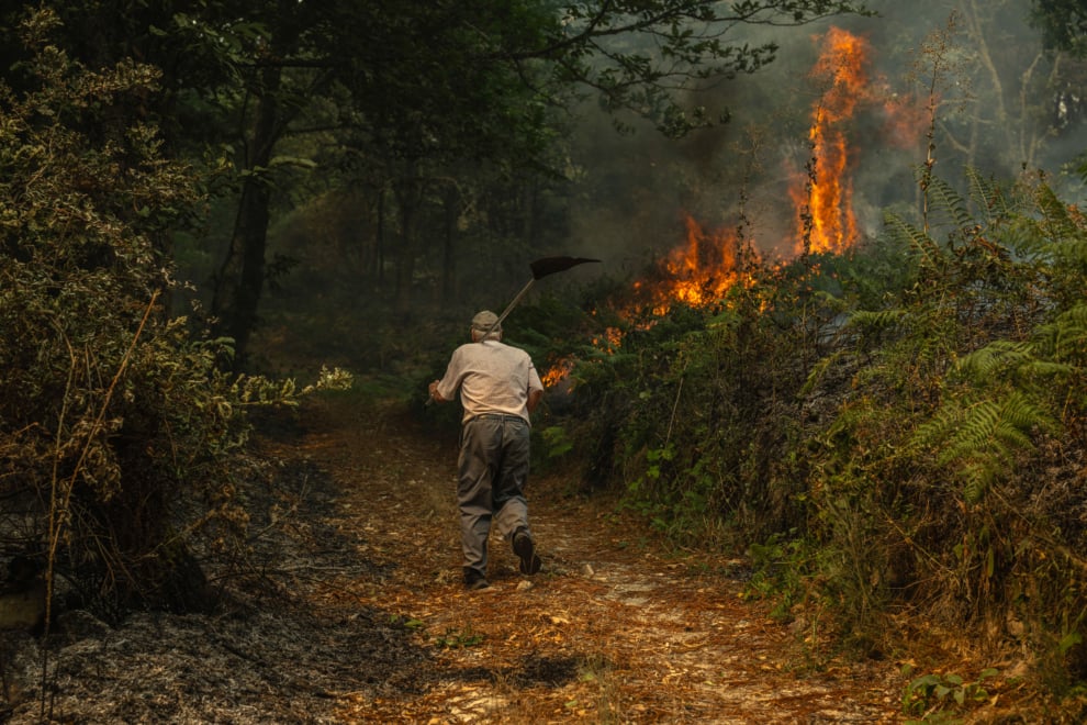 Un vecino de la aldea de Pareisás lucha contra en fuego en el incendio forestal en A Pobra de Trives (Ourense). 