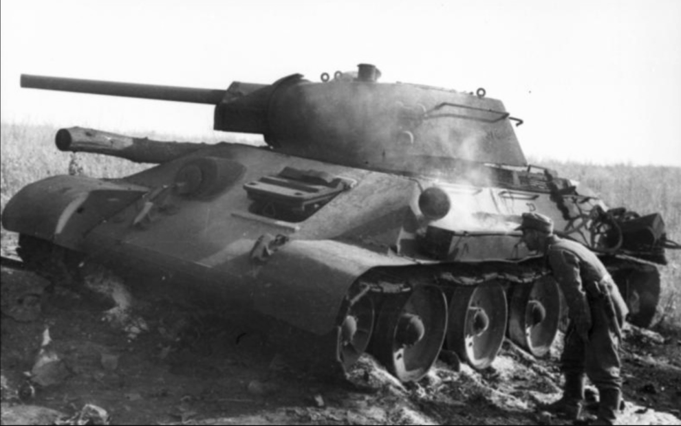 Fotografía de un tanque T34 del Ejército Rojo destruido en la batalla de Kursk, en el verano de 1943, durante la Segunda Guerra Mundial (1939-1945).
