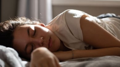¿Duermes siempre en la misma posición? Esto es lo que le puede pasar a tu cara