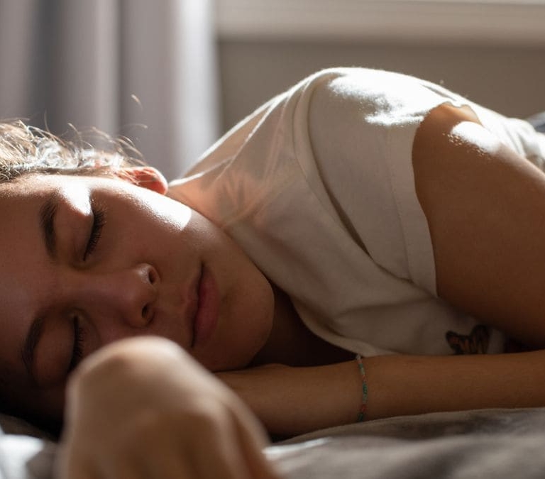 ¿Duermes siempre en la misma posición? Esto es lo que le puede pasar a tu cara