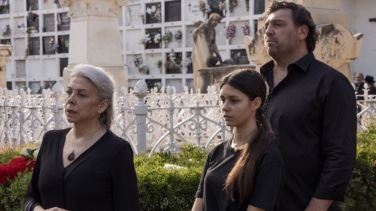 El sello de Carmen Mola aterriza en televisión con 'Dos Tumbas', la gran apuesta de Netflix este otoño