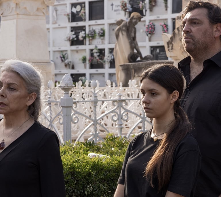 El sello de Carmen Mola aterriza en televisión con 'Dos Tumbas', la gran apuesta de Netflix este otoño