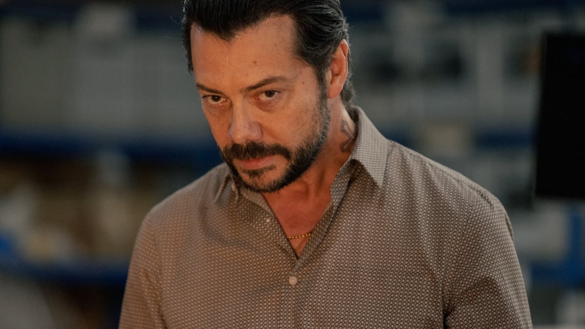 Álvaro Morte, en 'Dos tumbas', la nueva miniserie de Netflix sobre una abuela 'coraje' que investiga por su cuenta la desaparición de su nieta adolescente