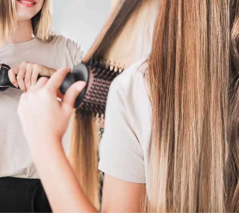 El cepillo de aire de Cecotec que seca, peina y moldea sin dañar tu melena ahora cuesta menos de 20€