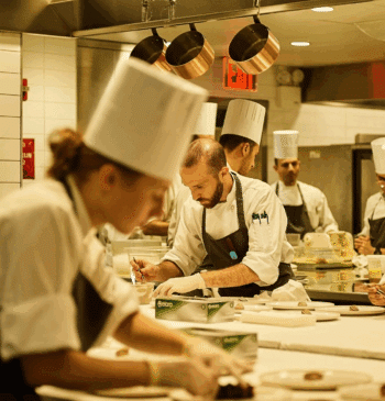 El lujoso restaurante vegano de Nueva York que vuelve a servir carne [...]