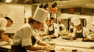El lujoso restaurante vegano de Nueva York que vuelve a servir carne para cuadrar sus cuentas