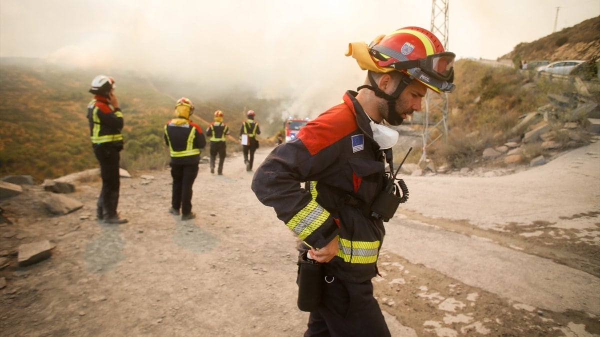 Un equipo de bomberos durante el incendio forestal en una foto de archivo.