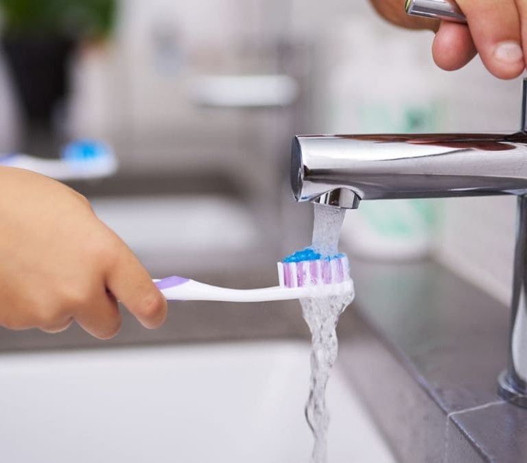 El error habitual que se comete con el cepillo de dientes que pone en riesgo tu salud