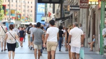 La inmigración lleva a España a un nuevo máximo de población, con 49,3 millones