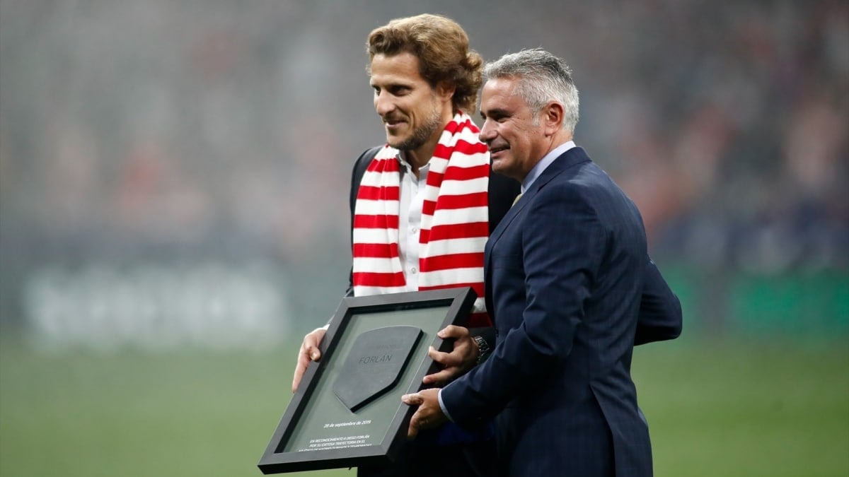 Diego Forlán con una bufanda del Atlético de Madrid en una fotografía de archivo