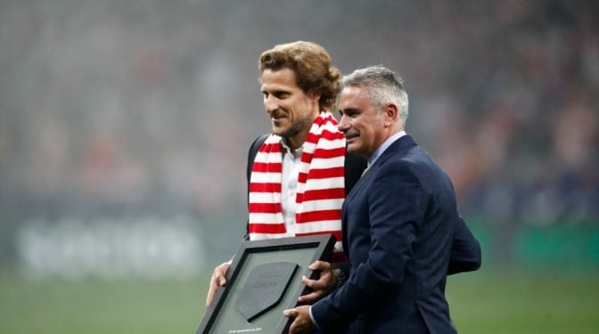 Diego Forlán al aparecer en el carnet de socio: "Es un orgullo muy grande el pertenecer a la historia del Atlético"
