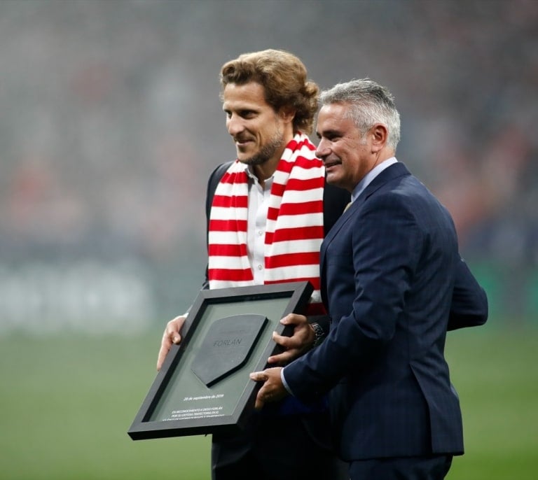Diego Forlán al aparecer en el carnet de socio: "Es un orgullo muy grande el pertenecer a la historia del Atlético"