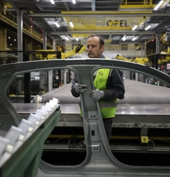El sector del automóvil reduce un 55% sus ganancias en el exterior [...]