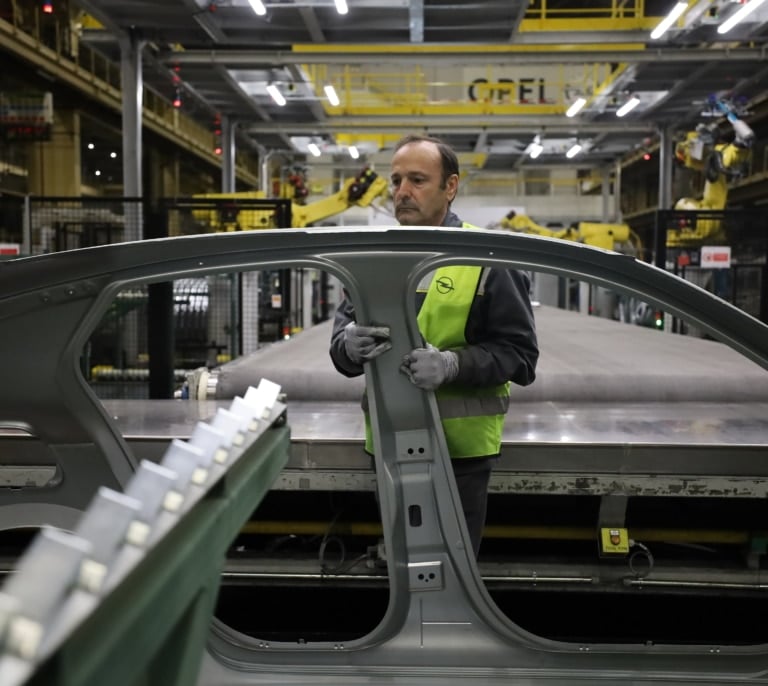 El sector del automóvil reduce un 55% sus ganancias en el exterior durante el primer semestre