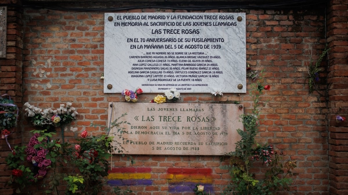 Sánchez recuerda a las Trece Rosas fusiladas "Que sus nombres no se borren de la historia"