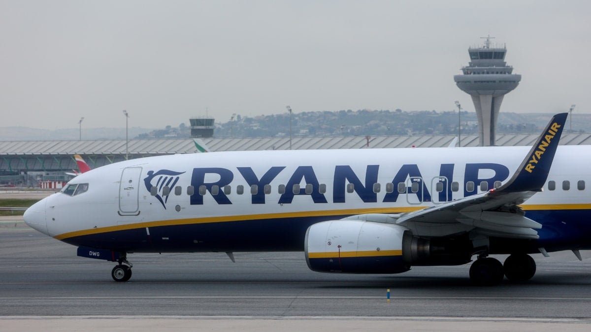 Un avión de la aerolínea Ryanair en el aeropuerto Adolfo Suárez Madrid-Barajas.
