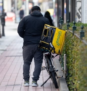Glovo advierte de que su continuidad en España está en duda
