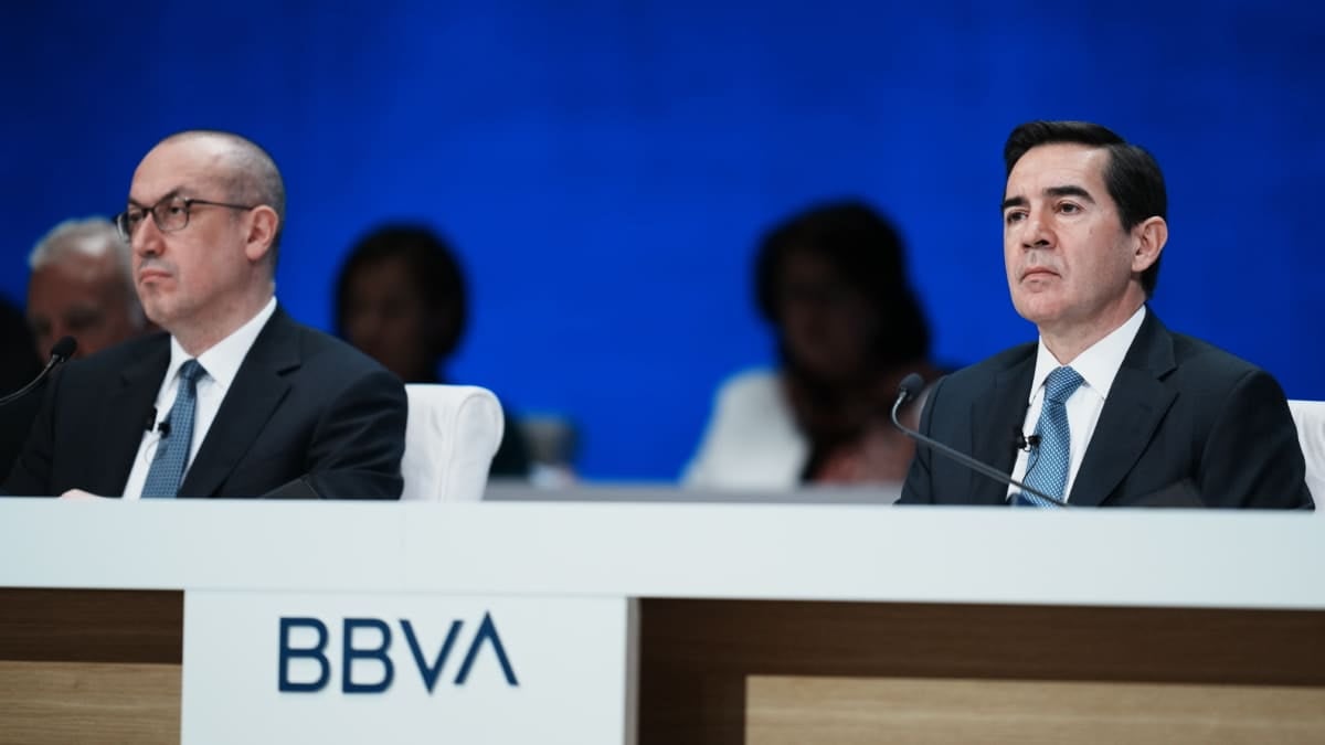 El presidente de BBVA, Carlos Torres Vila, y el CEO de BBVA, Onur Genç.