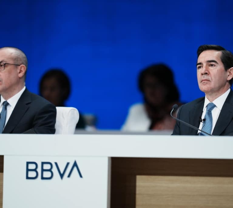 BBVA abona el terreno para retirar su opa tras el doble golpe del Gobierno y los accionistas del Sabadell