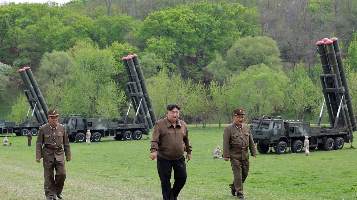 El líder norcoreano, Kim Jong-un, asiste a un lanzamiento de misiles