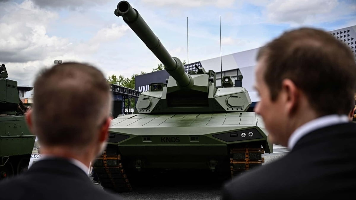Foto de archivo de visitantes contemplando el tanque Leopard 2 A-RC 3.0 del fabricante KNDS en la feria internacional «Eurosatory» dedicada a la defensa terrestre, aérea y la seguridad.
