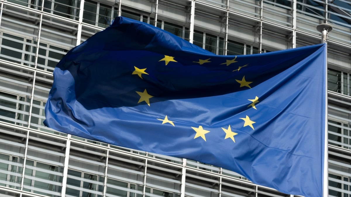 Un bandera de la Unión Europea en la sede del Parlamento en Bruselas