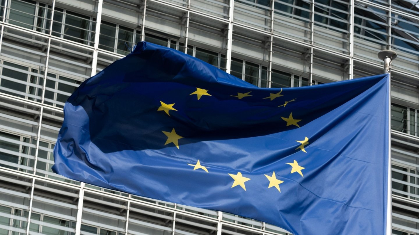 Un bandera de la Unión Europea en la sede del Parlamento en Bruselas