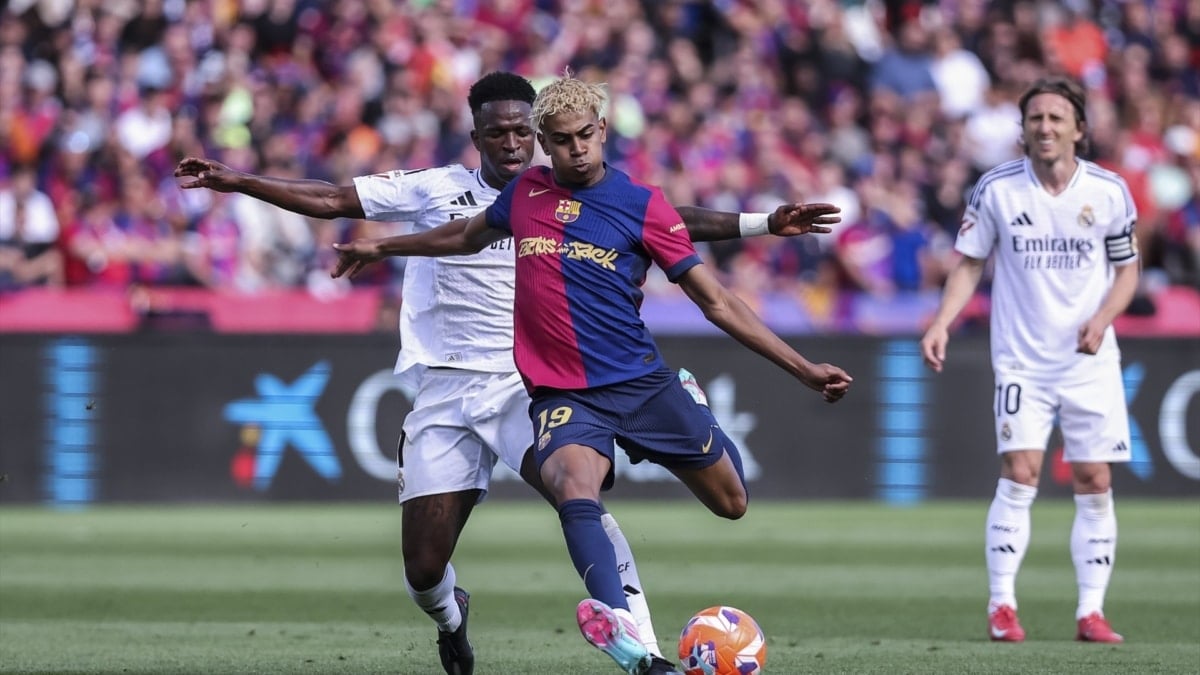 Lamine Yamal, del FC Barcelona, y Vinicius Junior, del Real Madrid, en acción durante el partido de fútbol de la liga española, La Liga EA Sports, disputado entre el FC Barcelona y el Real Madrid en el Estadi Olimpic Lluis Companys el 11 de mayo de 2025 en Barcelona, España.