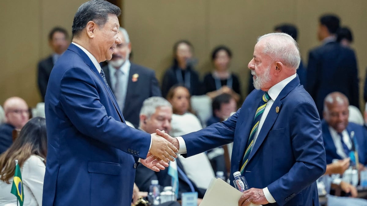 Xi Jinping saluda a Lula da Silva en el Foro China-Celac