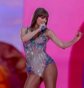 Taylor Swift se compromete con su novio, el jugador de fútbol americano [...]