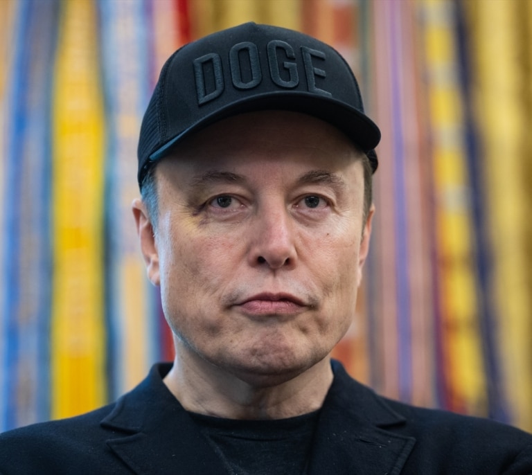 Musk y Altman se tiran los trastos a la cabeza por la IA: "Manipula X para beneficiarse a sí mismo"