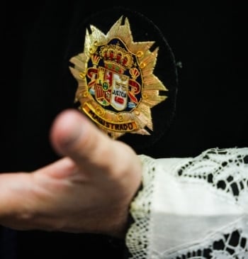 Condenado un hombre que se hizo pasar por dos mujeres de su [...]