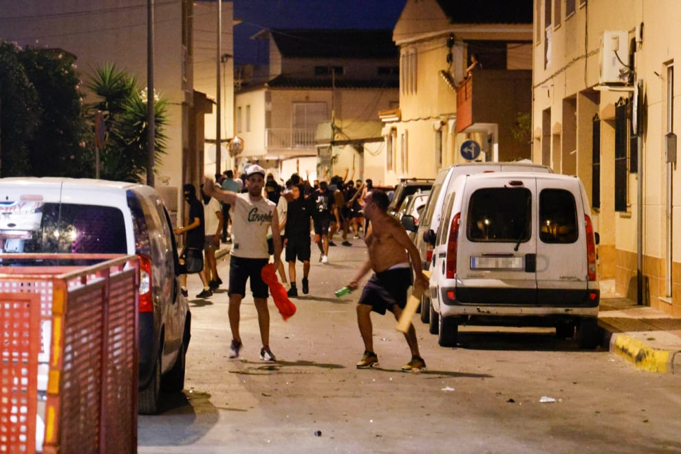 Varias personas durante los altercados en Torre Pacheco el 12 de julio.
