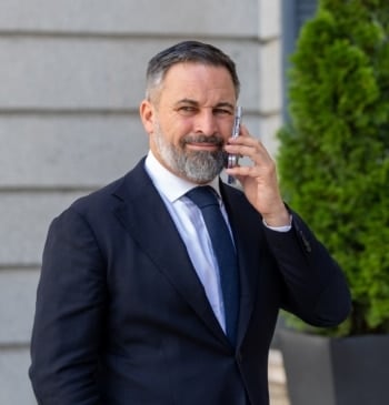 Abascal eleva el tono contra la Iglesia ante unos católicos que votan [...]