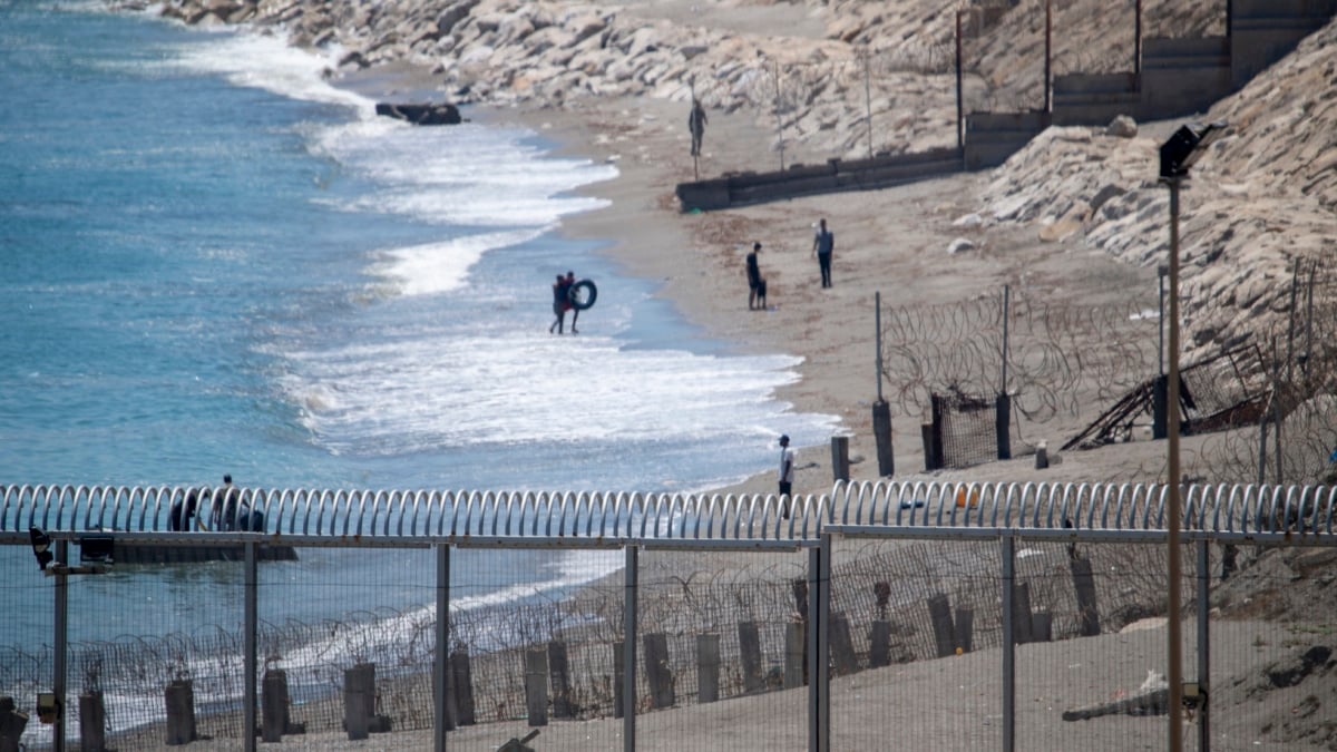Máxima tensión en Ceuta: un centenar de migrantes trata de acceder a nado desde Marruecos