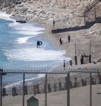 Máxima tensión en Ceuta: un centenar de migrantes trata de acceder a [...]