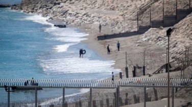 Máxima tensión en Ceuta: un centenar de migrantes trata de acceder a nado desde Marruecos