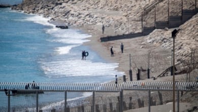 Máxima tensión en Ceuta: un centenar de migrantes trata de acceder a nado desde Marruecos
