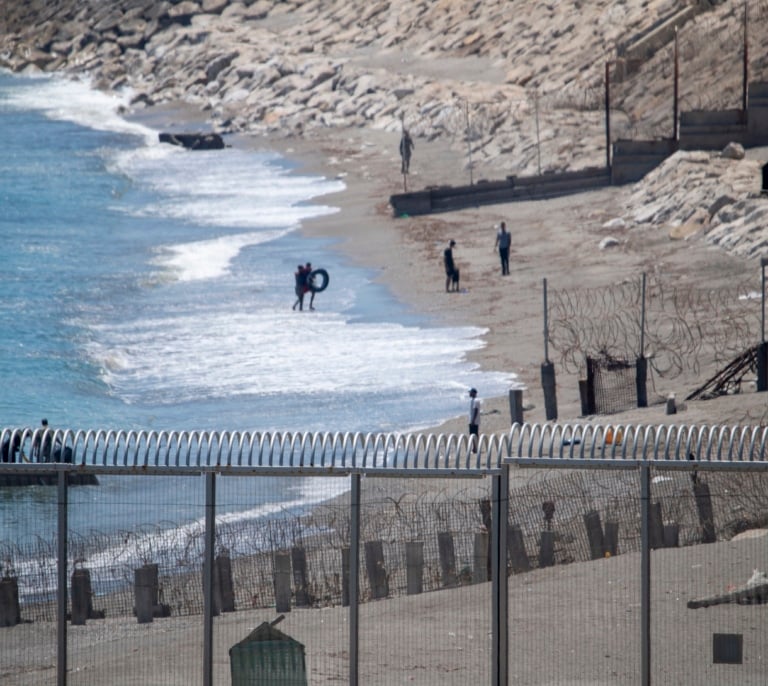 Máxima tensión en Ceuta: un centenar de migrantes trata de acceder a nado desde Marruecos