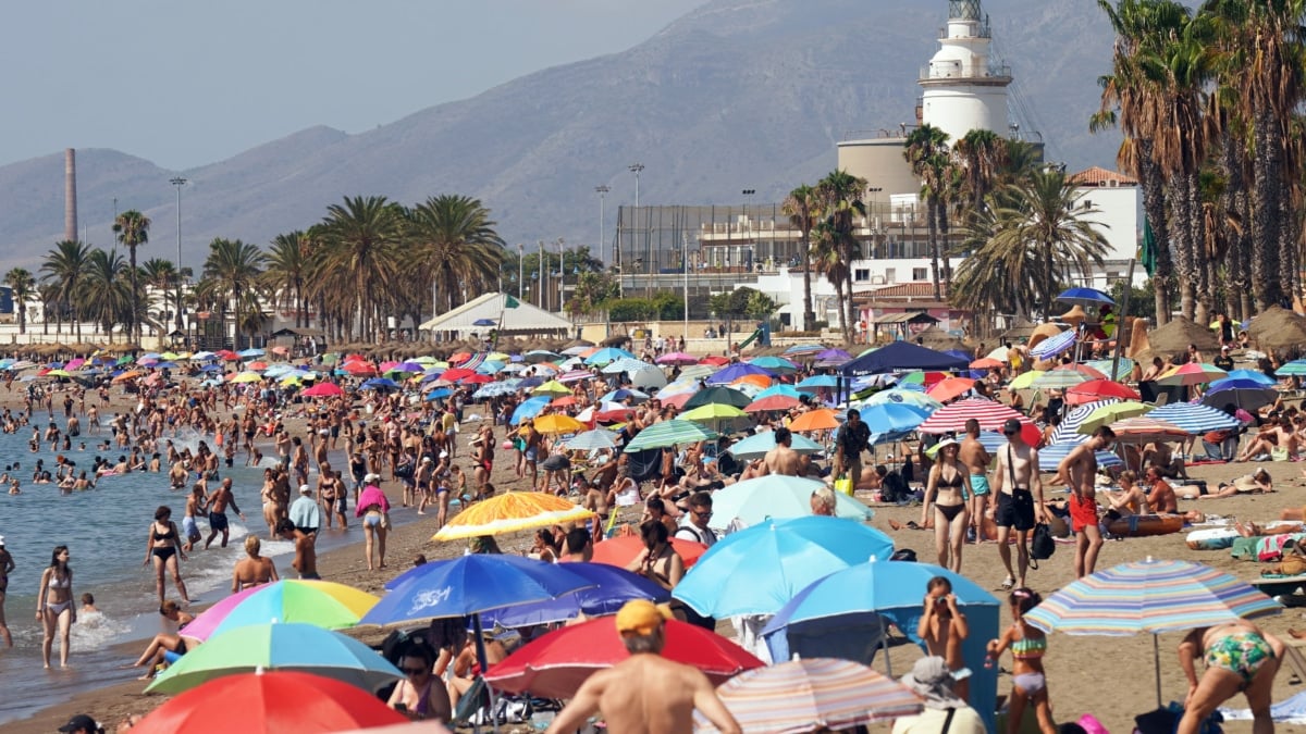 Numerosos turistas y malagueños disfrutan de la playa de La Malagueta.