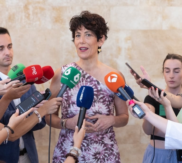 Saiz defiende que está trabajando para “mejorar” el ingreso mínimo vital aunque es una prestación muy “joven y complicada”